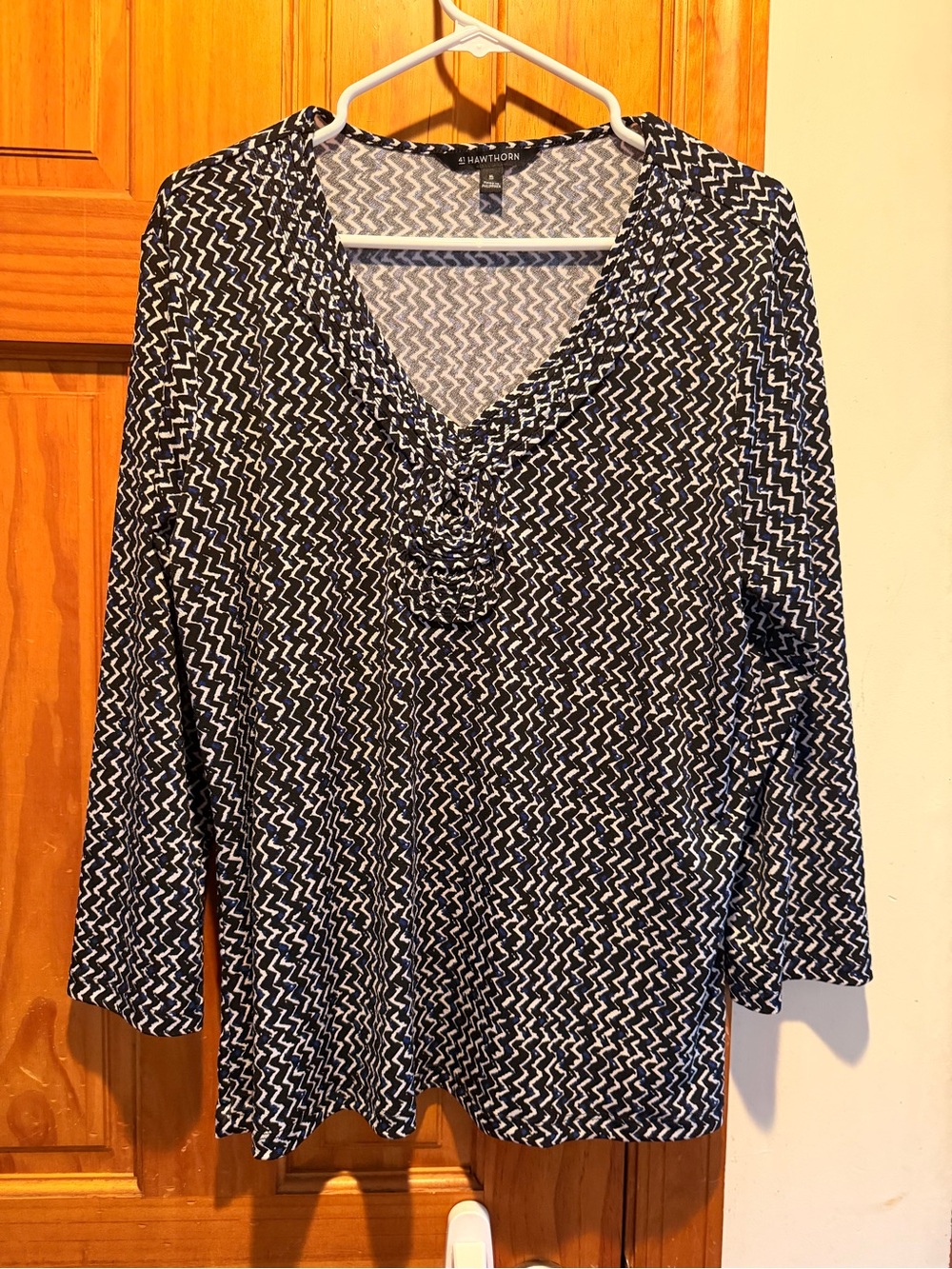 41 Hawthorn Navy and White Zigzag Long Sleeve V‑Neck Top